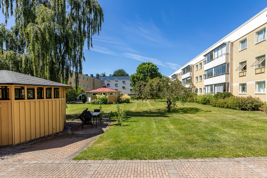 På innergården finns det utemöbler till allmänt förfogande