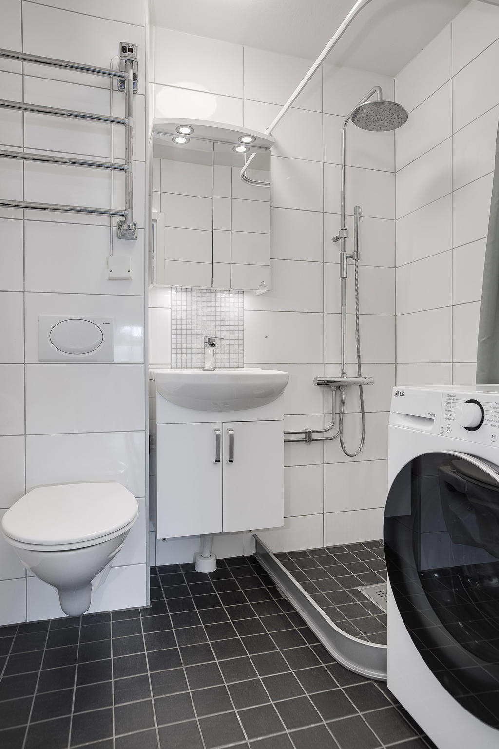 Fräscht renoverat duschrum med tvättmaskin