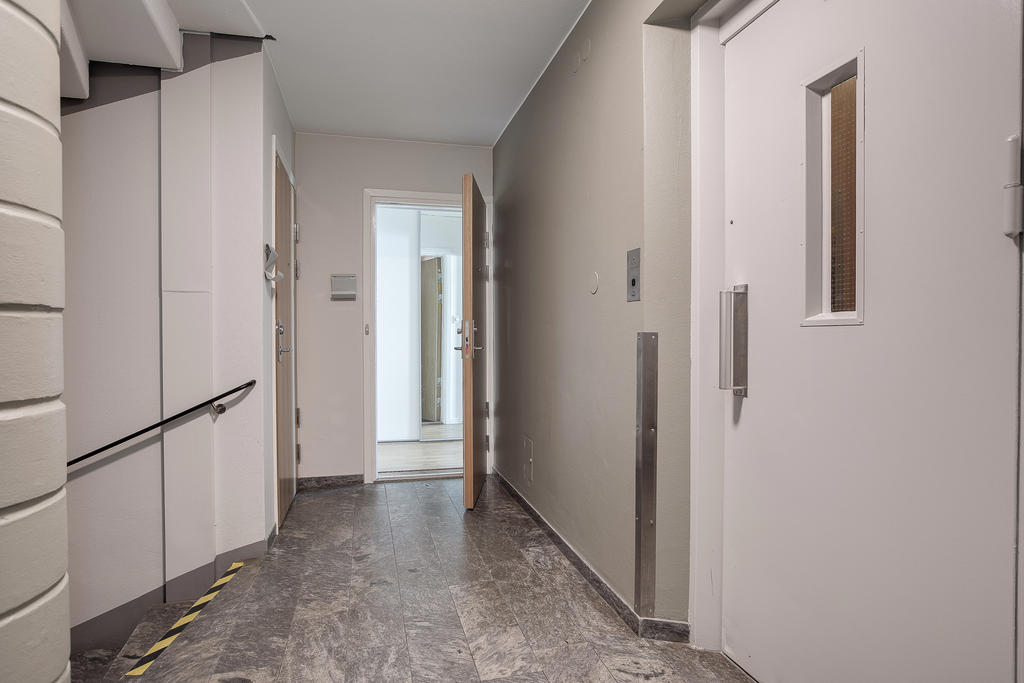 Entré till bostaden sker via en modern säkerhetsdörr 