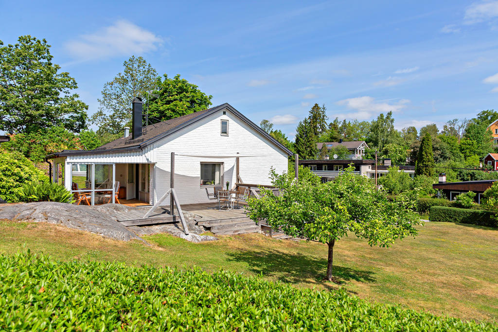 Solig, stor och fin tomt