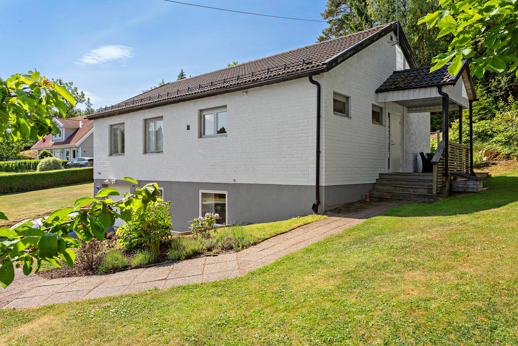 Farstukvist praktiskt under tak och välskött fasad