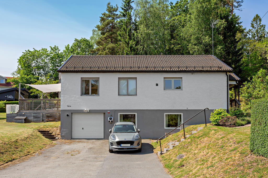 Rejäl infart med plats för flera bilar utöver garaget