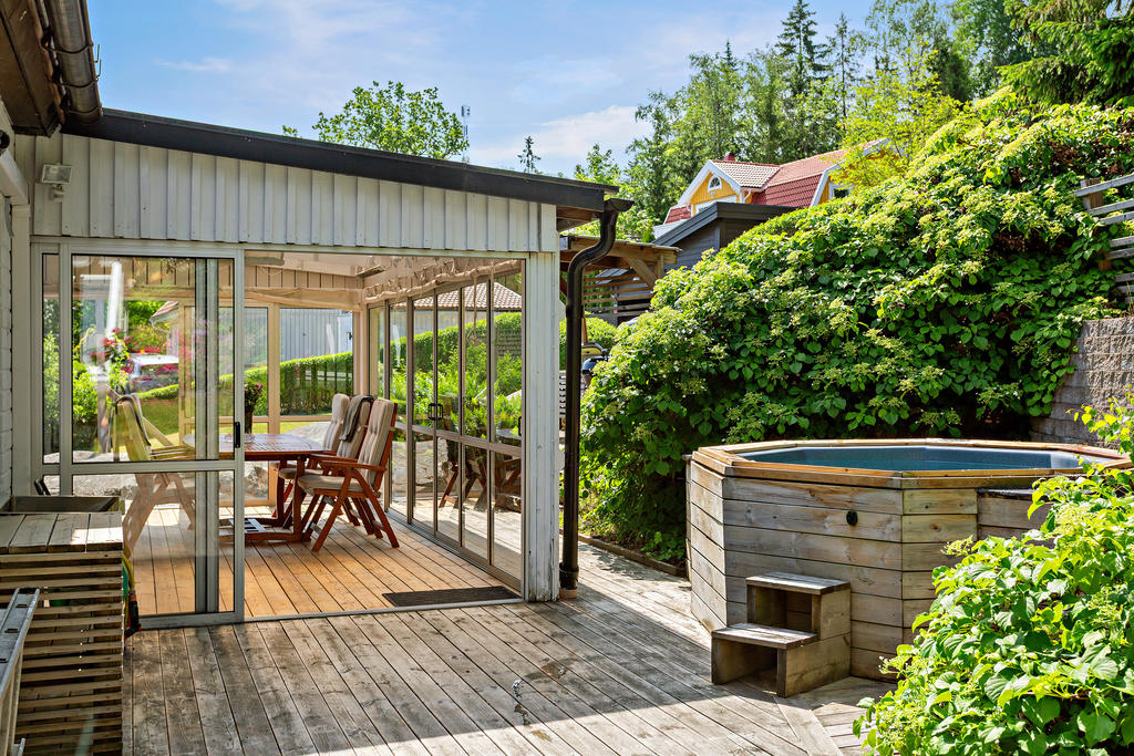 Mysigt med uterum på baksidan och vedeldad badtunna
