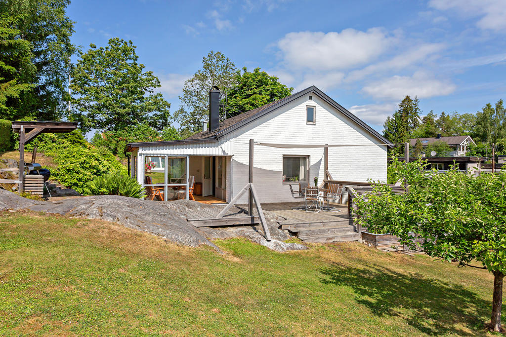 Berg i dagen ger karaktär vid uteplatsen