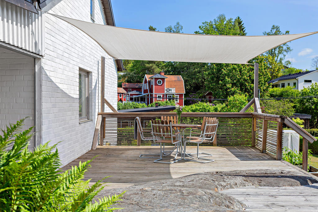 Terras löper runt hörnan med en öppen del med många soltimmar