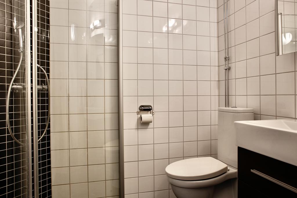 Badrum renoverat 2009 i samband med föreningens stambyte. Kakel, klinker och elburen golvvärme