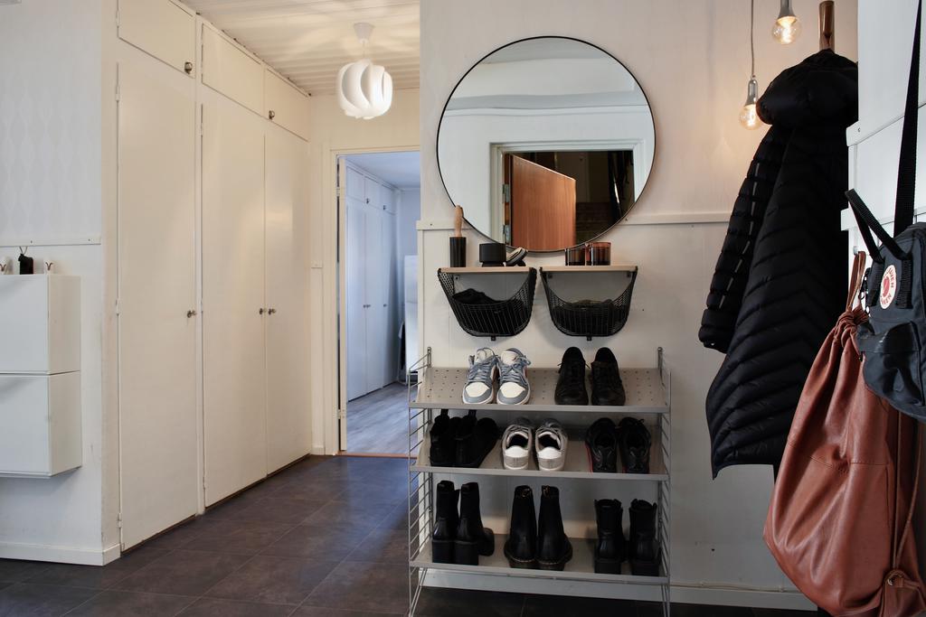 Vy in mot lägenheten, fasta garderober och städskåp nås här