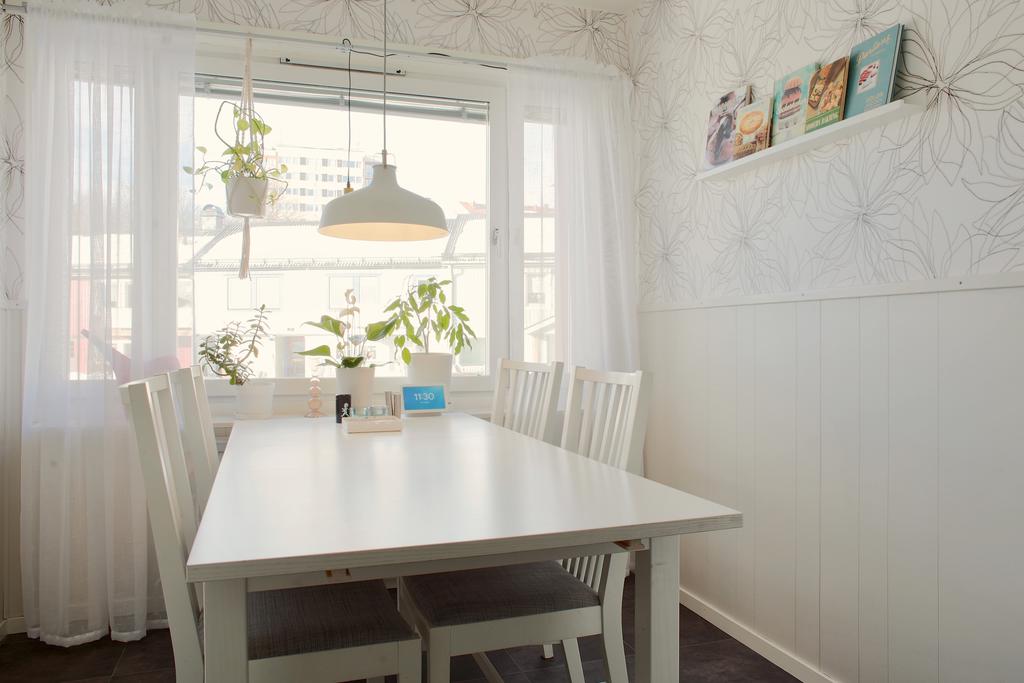 Plats för matbord vid fönstret ut mot Ringvägen 