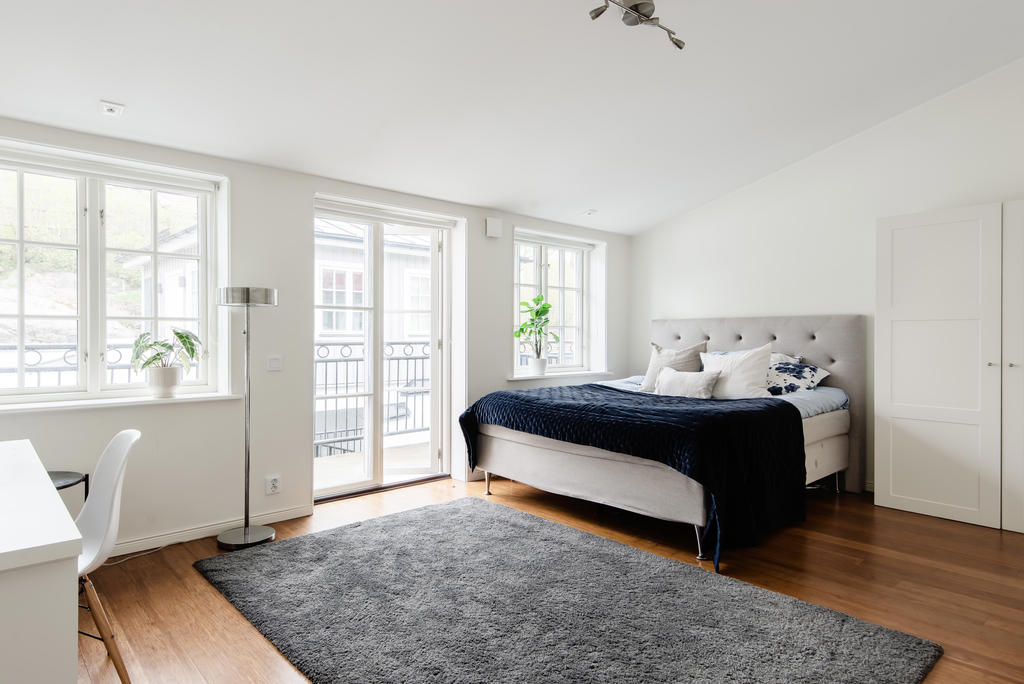 Rymligt master bedroom med fönster som bjuder på vackert ljusinsläpp! 