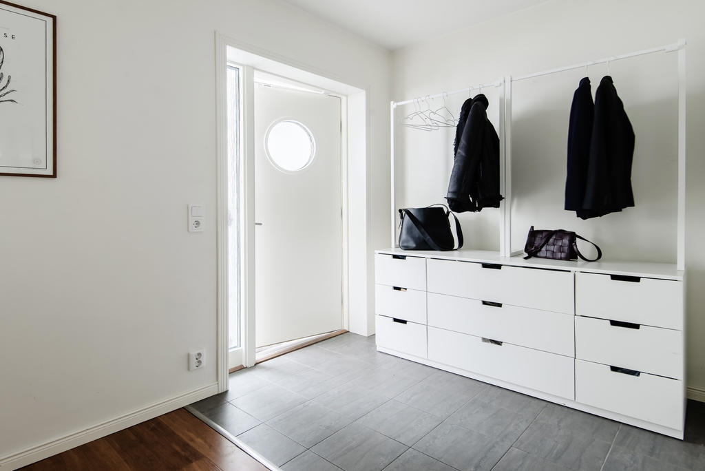 Välkomnande hall med tålig golv i mörk klinker
