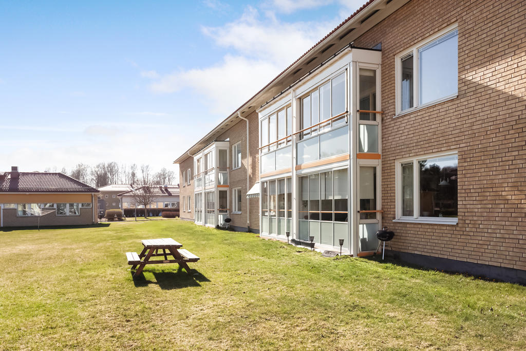 Här bor du med inglasad balkong på våning 2 - med utsikt över föreningens gård.