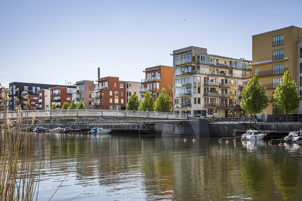Apatébron, strax utanför porten