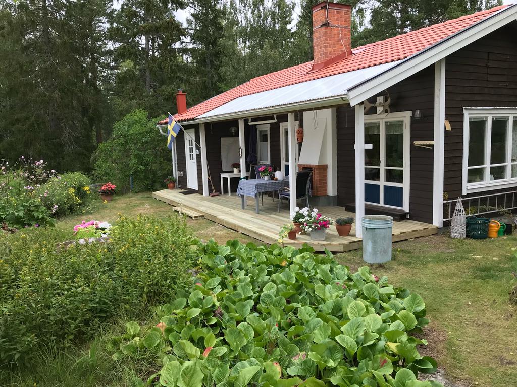 Huset har ett ostört läge och en rymlig altan i västerläge – perfekt för långa middagar med familj och vänner, ackompanjerade av solnedgången och ljudet av naturen. 