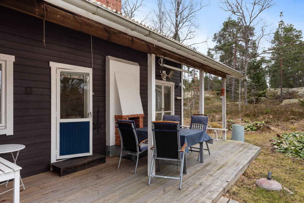 Huset har ett ostört läge och en rymlig altan i västerläge – perfekt för långa middagar med familj och vänner, ackompanjerade av solnedgången och ljudet av naturen. 