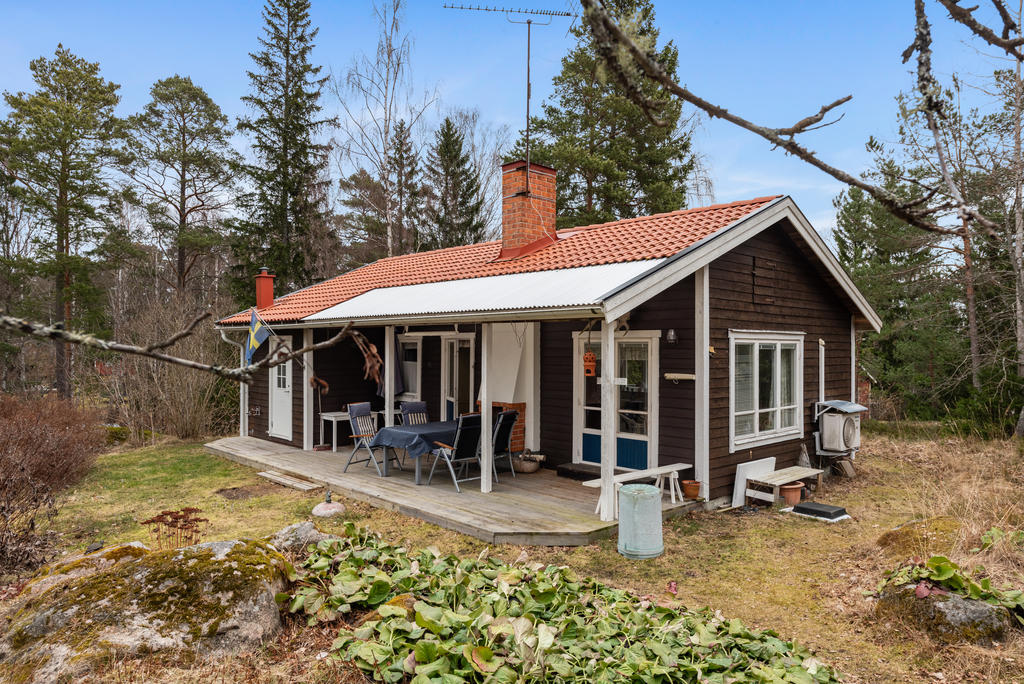Huset har ett ostört läge och en rymlig altan i västerläge – perfekt för långa middagar med familj och vänner, ackompanjerade av solnedgången och ljudet av naturen. 