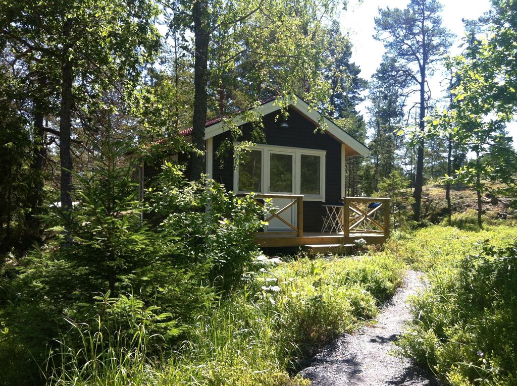 Gäststugan, ett Attefallshus byggt 2015, är den perfekta lösningen för besökande gäster eller tonåringar som vill ha en egen vrå.