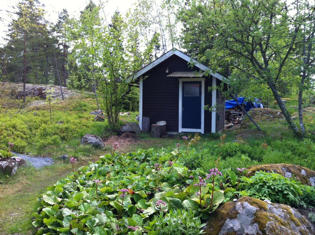 På tomten finns också ett bra förråd med plats för verkstad och allehanda ting.