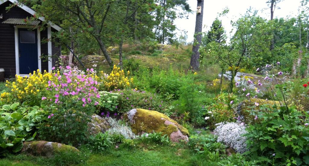 Den lättskötta naturtomten kombinerar öppna gräsytor, vackra berg i dager och små odlingsplatser för den som vill ha färska kryddor eller blommor på sommarbordet.