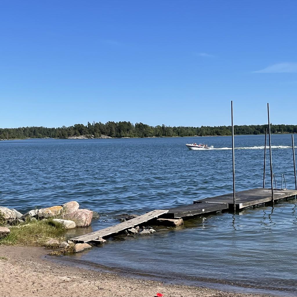 Rörvik är en levande och omtyckt plats året om. Här kan du njuta av lugna promenader längs havet, gemenskapen i området och möjligheten att enkelt ta del av skärgårdens aktiviteter. Oavsett om du söker en rofylld plats för återhämtning eller ett aktivt friluftsliv är detta fritidshus en perfekt utgångspunkt.