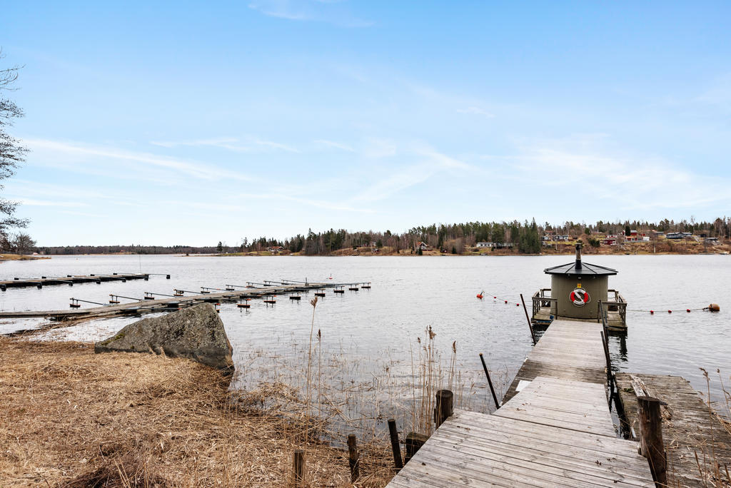 Rörvik är en levande och omtyckt plats året om. Här kan du njuta av lugna promenader längs havet, gemenskapen i området och möjligheten att enkelt ta del av skärgårdens aktiviteter. Oavsett om du söker en rofylld plats för återhämtning eller ett aktivt friluftsliv är detta fritidshus en perfekt utgångspunkt.
