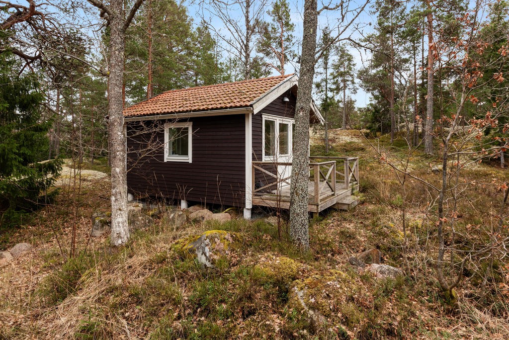Gäststugan, ett Attefallshus byggt 2015, är den perfekta lösningen för besökande gäster eller tonåringar som vill ha en egen vrå.