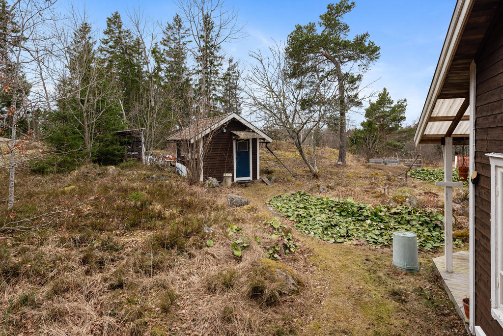 På tomten finns också ett bra förråd med plats för verkstad och allehanda ting.