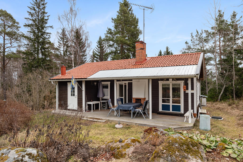 Huset har ett ostört läge och en rymlig altan i västerläge – perfekt för långa middagar med familj och vänner, ackompanjerade av solnedgången och ljudet av naturen. 