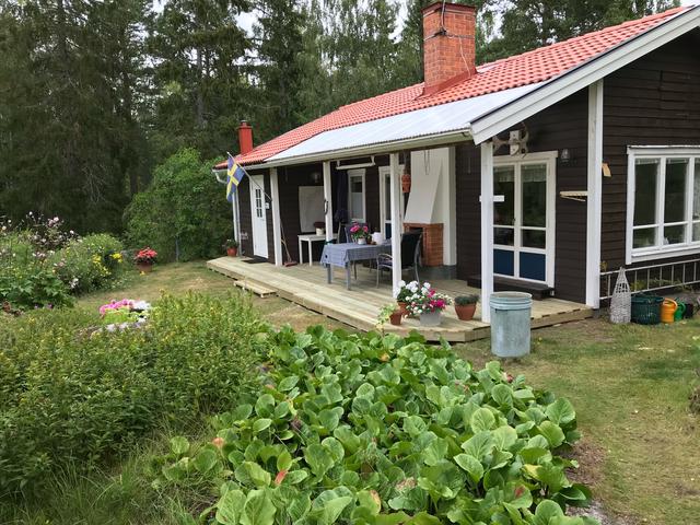 Huset har ett ostört läge och en rymlig altan i västerläge – perfekt för långa middagar med familj och vänner, ackompanjerade av solnedgången och ljudet av naturen. 