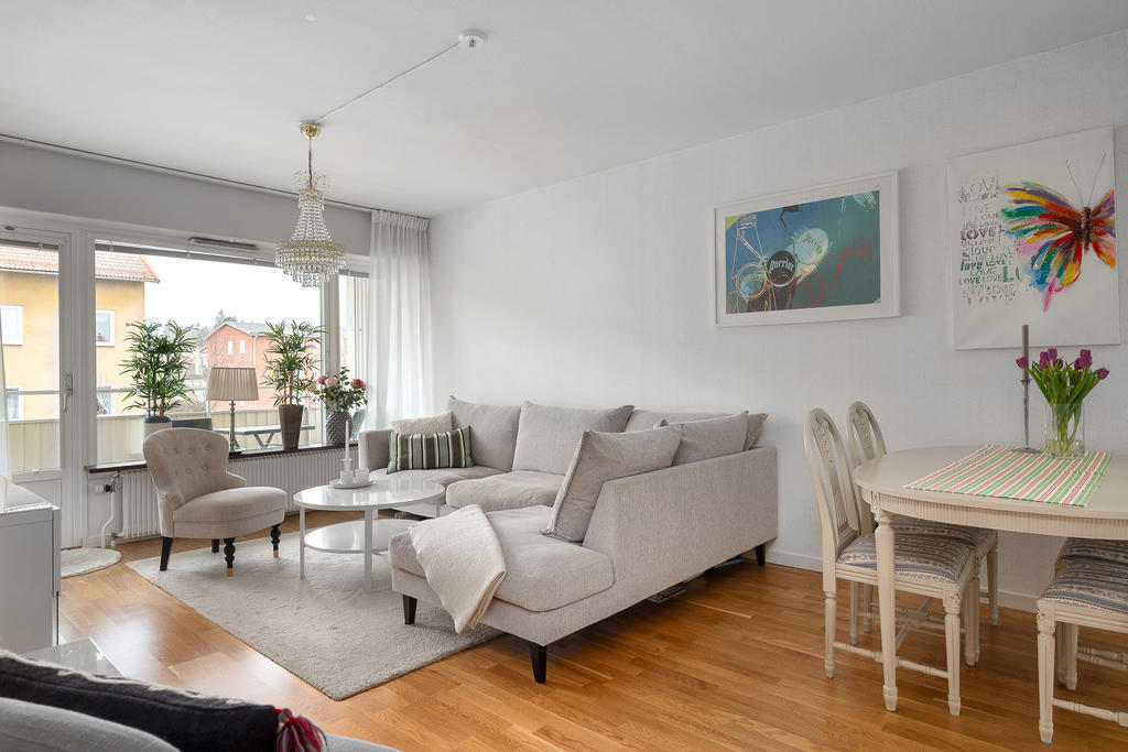 Härligt vardagsrum med utgång till balkong