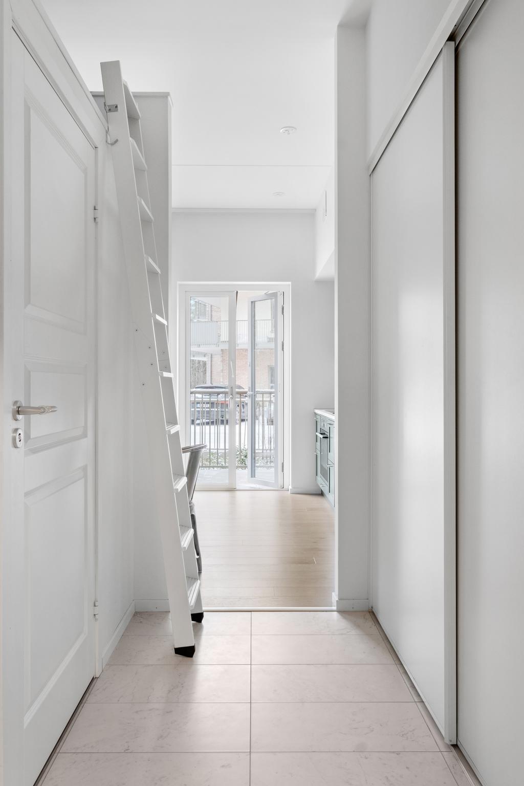 Hall med trappa upp till det stora loftet