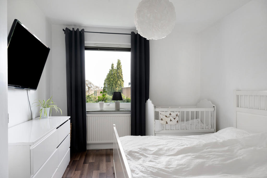 Stort sovrum med plats för dubbelsäng.