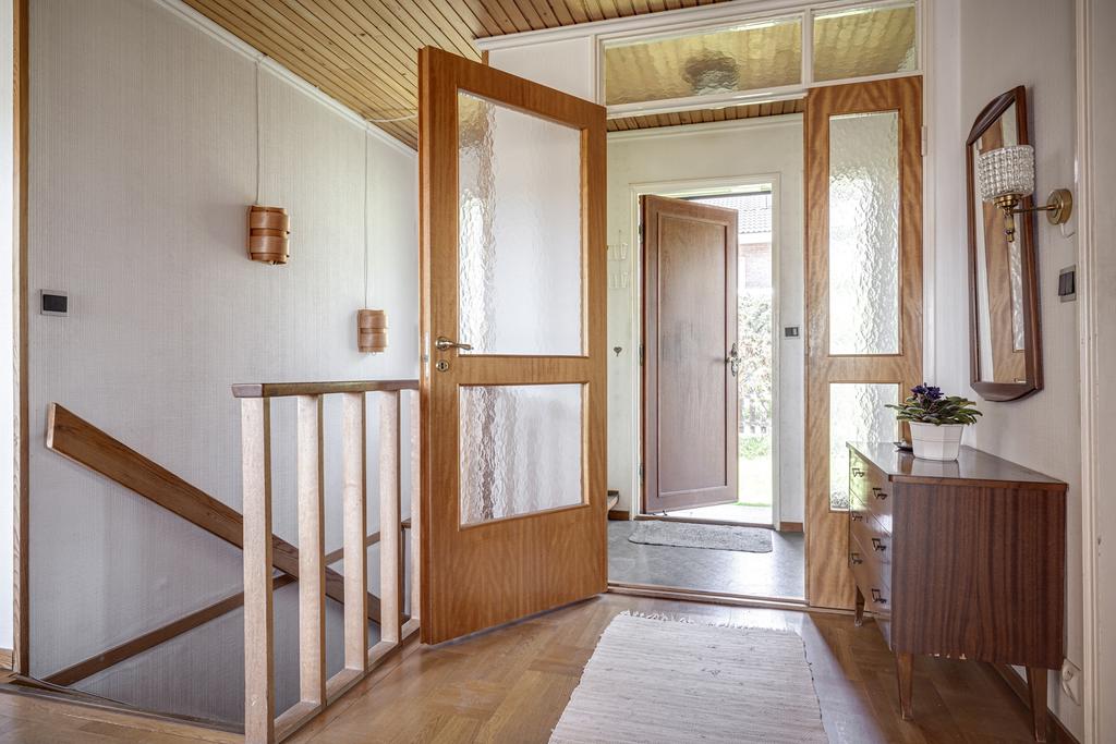 Trevlig hall med avhängningsmöjligheter och gästoalett mittemot.
