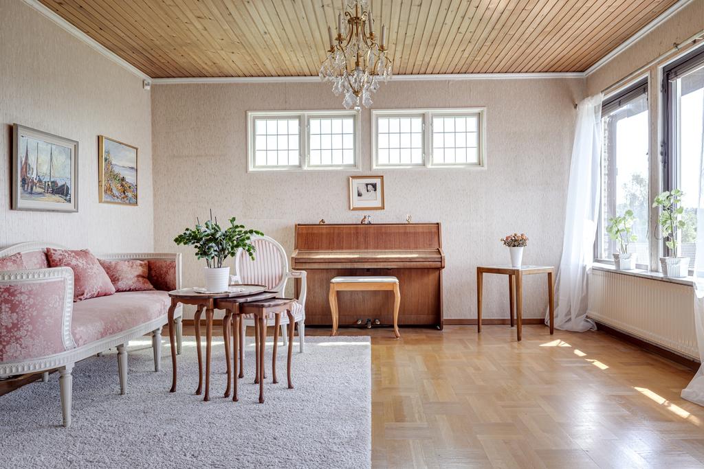 De charmiga småfönstren är placerade på en bra höjd så rummet blir lättare att möblera. 