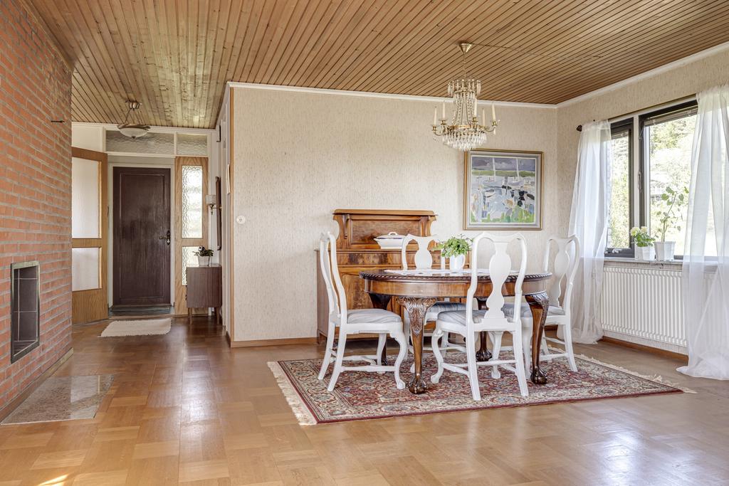 Vyn ut mot hallen. Här skymtar den öppna spisen med sin gedigna murstock.