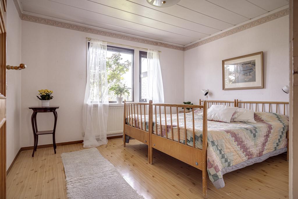 Master bedroom är då det fjärde sovrummet i ordningen.  Ytan för extra möbler finns om så önskas. Rummet har också garderober för förvaring.