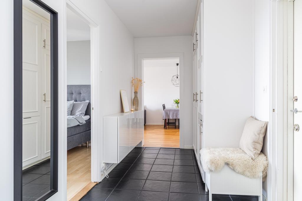 Här finns en garderobsrad för klädförvaring 