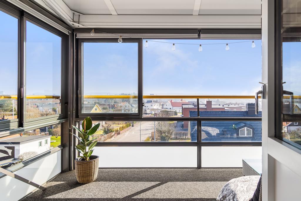 Balkongen är rymligt och har vy mot Falkenberg centrum och havet