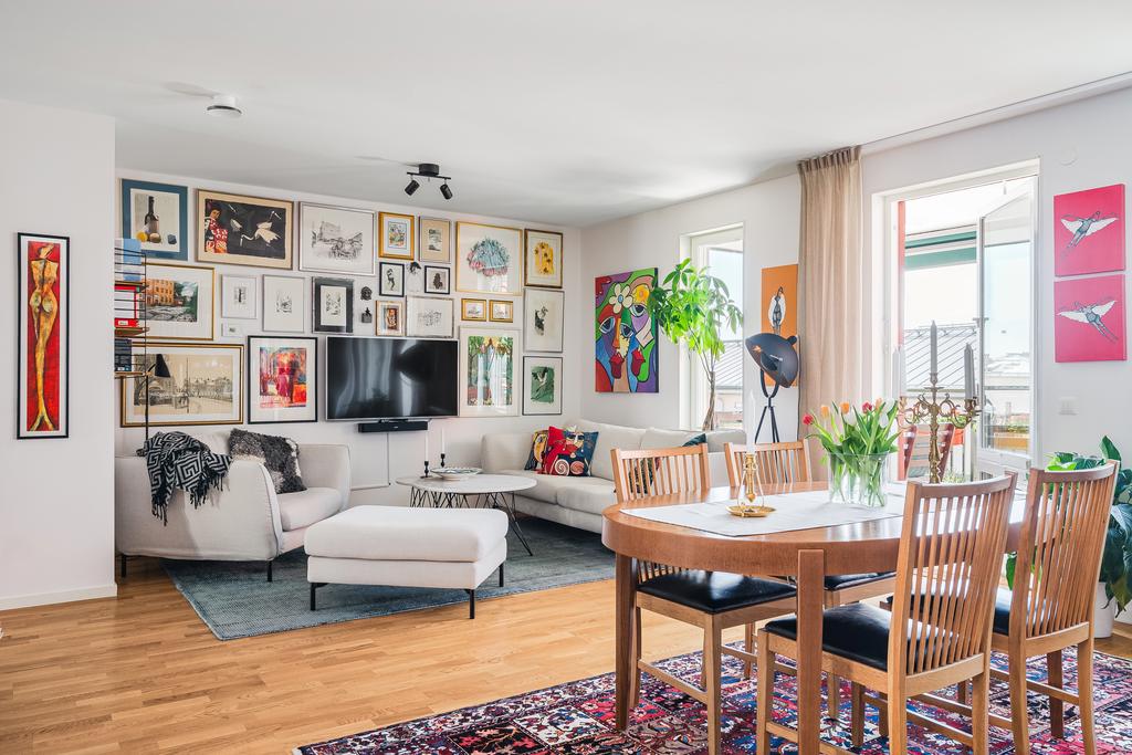 Vardagsrum med plats för både soffa och matsalsbord