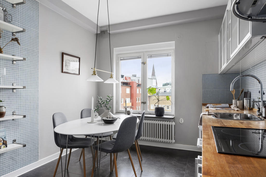 Kök med bra förvaringsmöjligheter och plats för separat matbord.