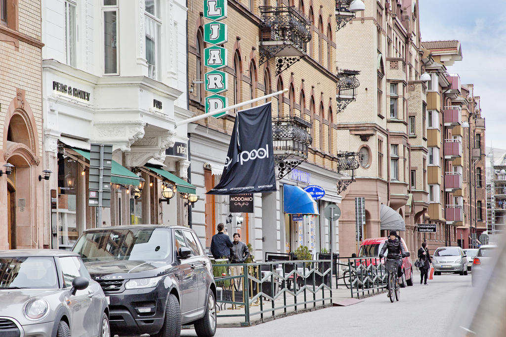 Utanför dörren finns flera mysiga hak som bidrar till en skön puls på Stora Nygatan.