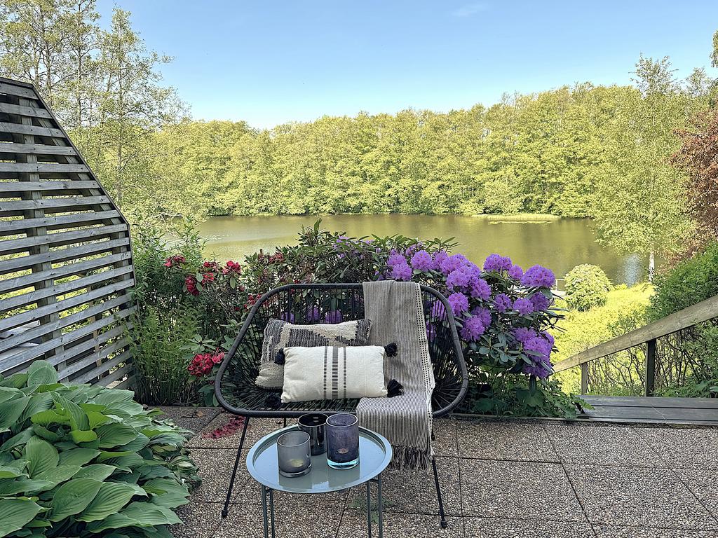 där en trappa leder ned till vattnet