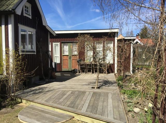 Välkommen till Granbyv 40. Ett hus i vinkel med inglasat uterum och tillbyggd ateljé