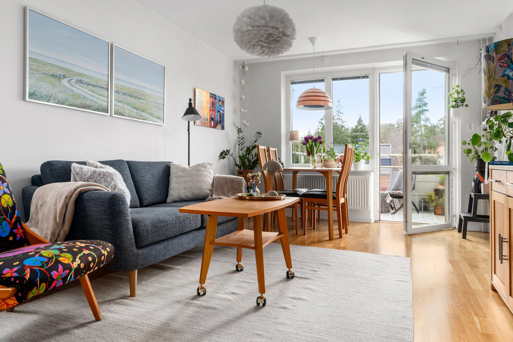 Rummet har plats för både tv hörna och matplats