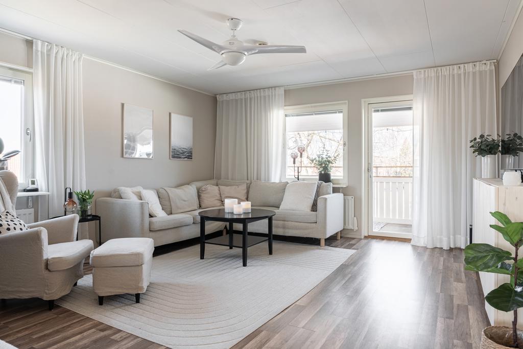 Vardagsrum med utgång till balkong