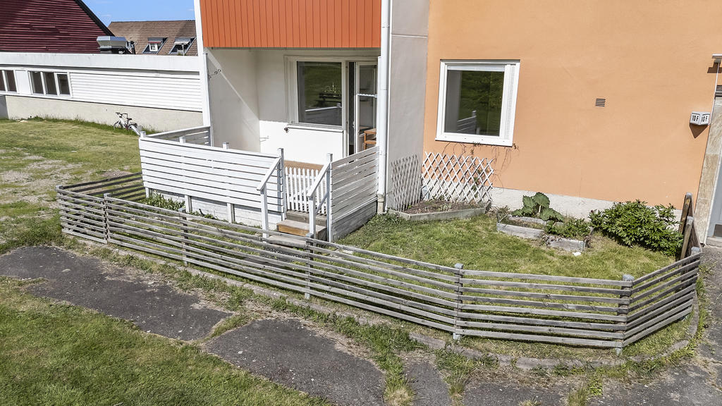 Uteplats med trädgårdsyta