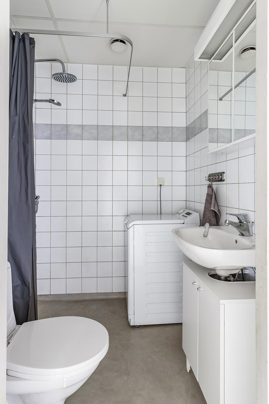 Badrum, tvättmaskin ingår ej