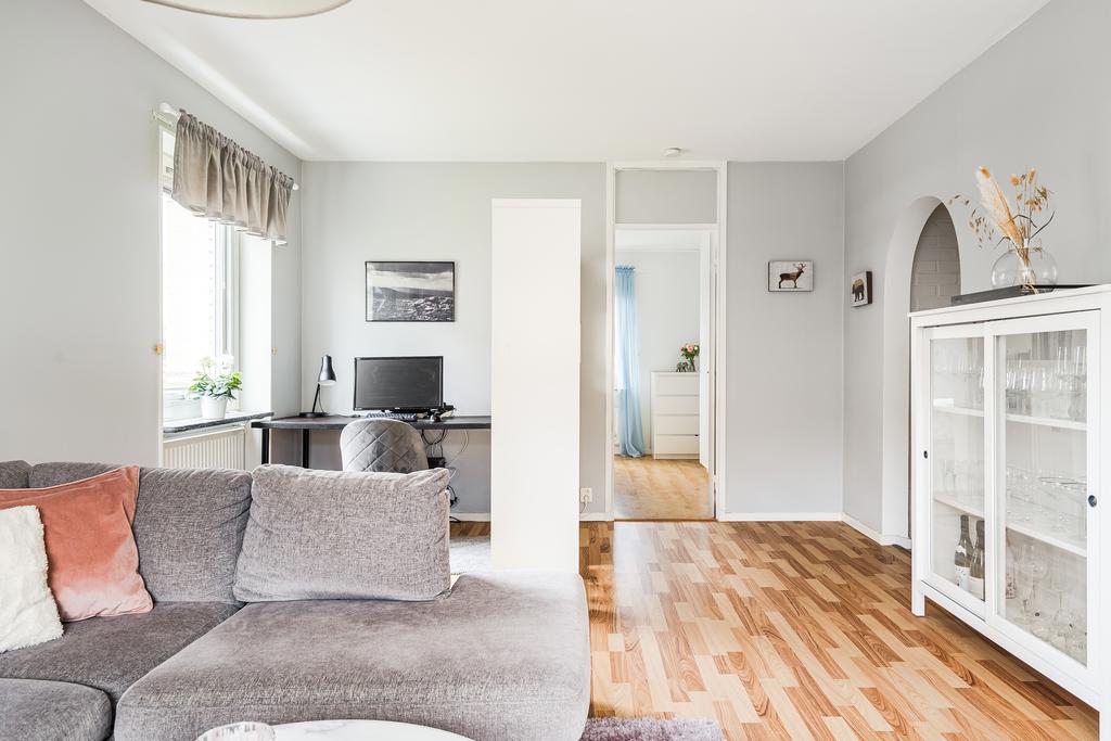 Vardagsrum med plats för både soffa och arbertsplats
