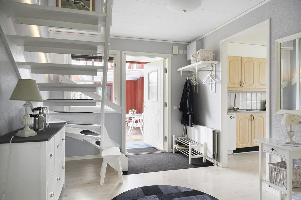 Välkommen in, här har du en stor och ljus hall med avhängning till vänster. 
