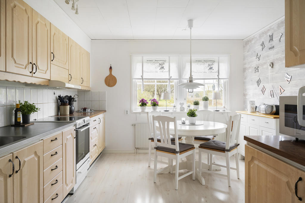 Här finns gott om förvaring och plats för flera middagsgäster.