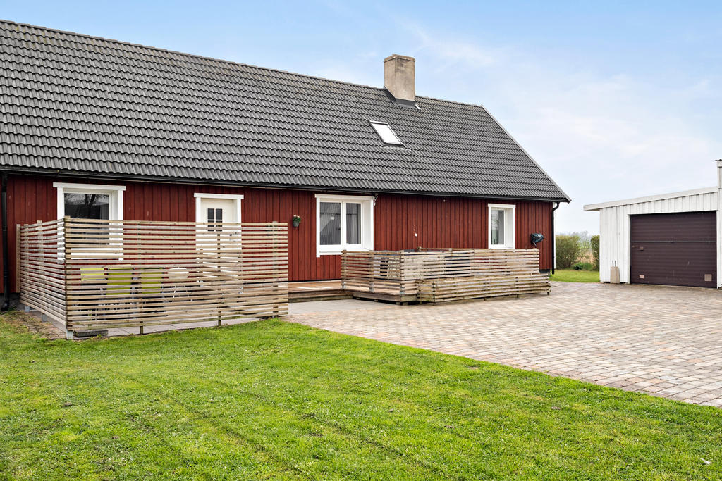 Stor uteplats, både stensatt och trädäck